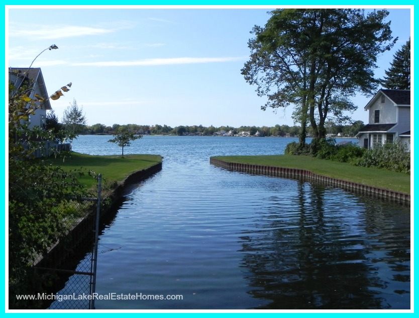 Properties for Sales on the Waterfront in Oakland County - Young and old, large families or small, everyone is welcome on the lake of Oakland County Michigan.