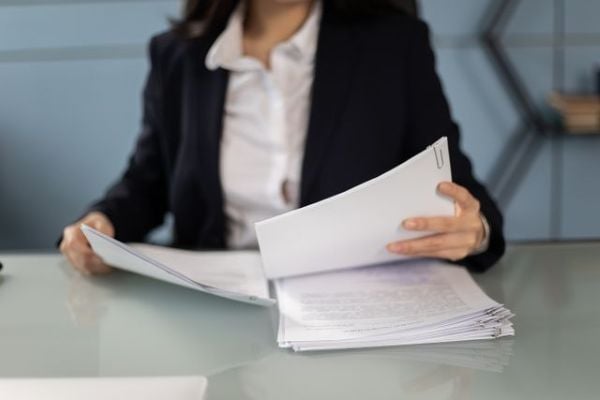 Businesswoman organizing documents 600 Pexels