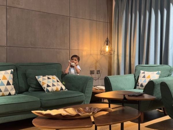 Child playin in living room with green sofas 600 Pexels