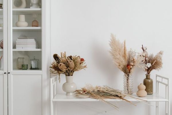 Dried flower bouquests on white table 600 Pexels