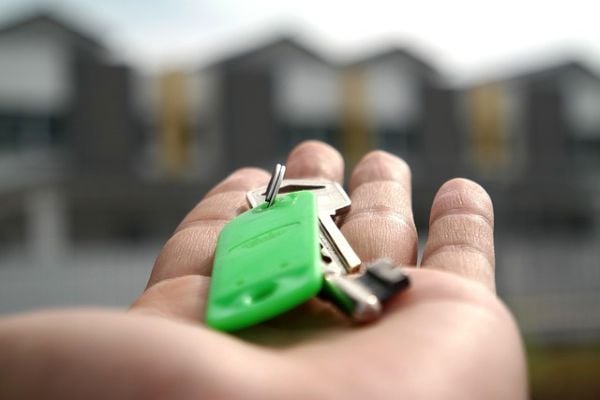 Hand holding keys 600 Pixabay