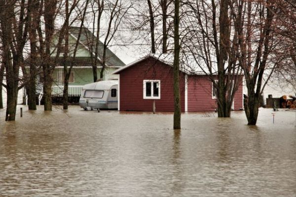 House surrounded by floodwater 600 Pexels