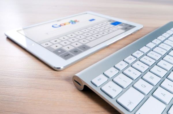 Silver iPad with Google logo 600 Pexels and Pixabay