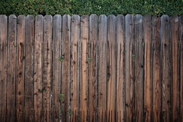 Brown wooden fence 600 Pexels