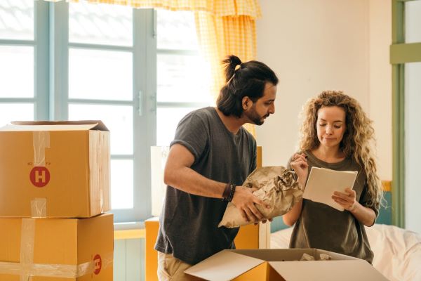 Couple unpacking boxes 600 pexels