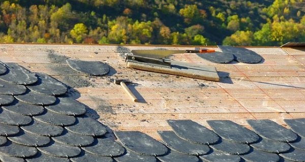 Installing a roof Pixabay