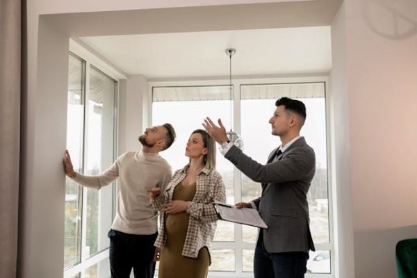 People viewing a house 600 Pexels