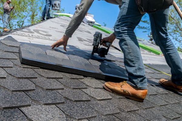 Roofer installing shingles 600 Pexels