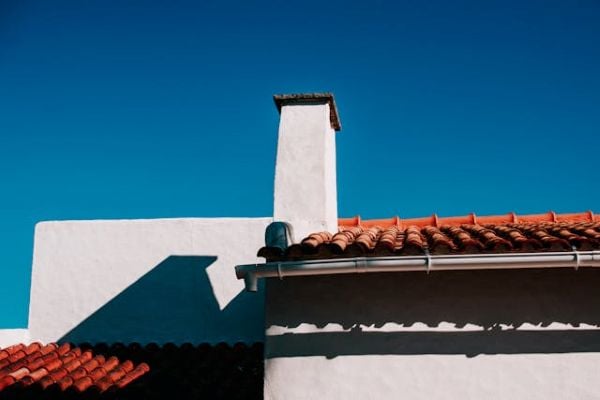Whitewashed building 600 Pexels