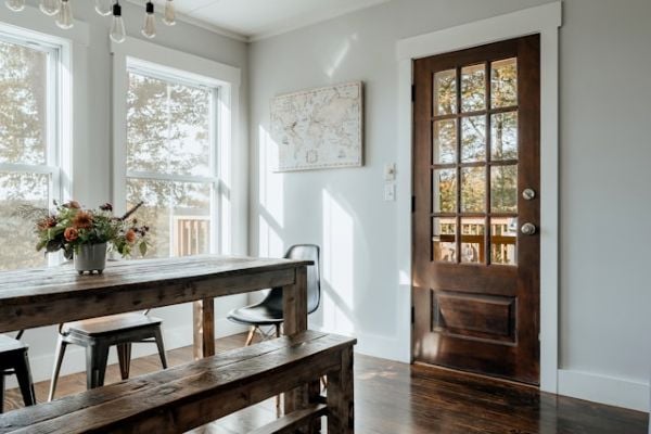 Wood table with a vase of flowers 600 Unsplash