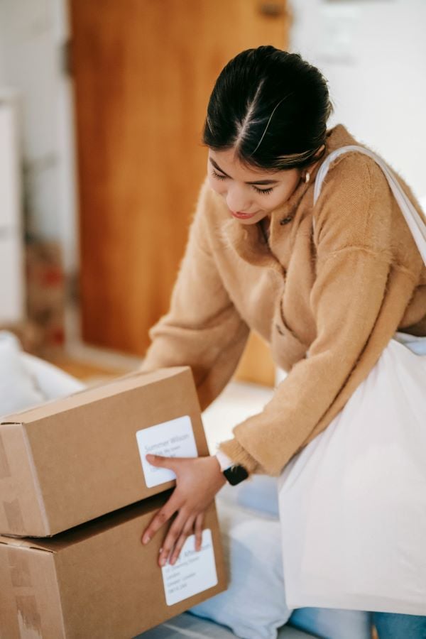 Your woman taking boxes