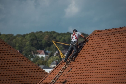 Avoiding DIY Disasters: Why Hiring a Roofing Service is Worth It