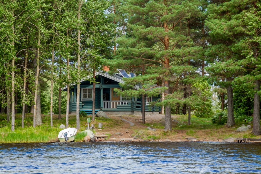 Four Reasons to Consider Solar Power for Your Lake Home Rental