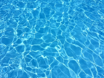 How Much Liquid Chlorine to Shock a Pool With Algae